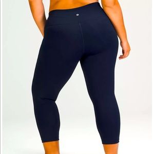 Wunder Under LuluLemon Highrise Crop Leggings size 8 Navy